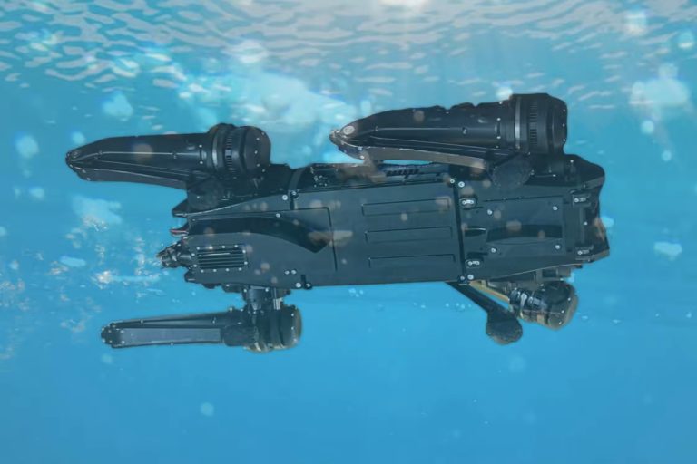 Video Robot Koji Hoda I Puca Sada I Pliva