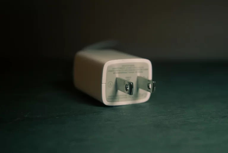 Jos Jedna Kompanija Nece Isporucivati Punjace S Pametnim Telefonima.webp